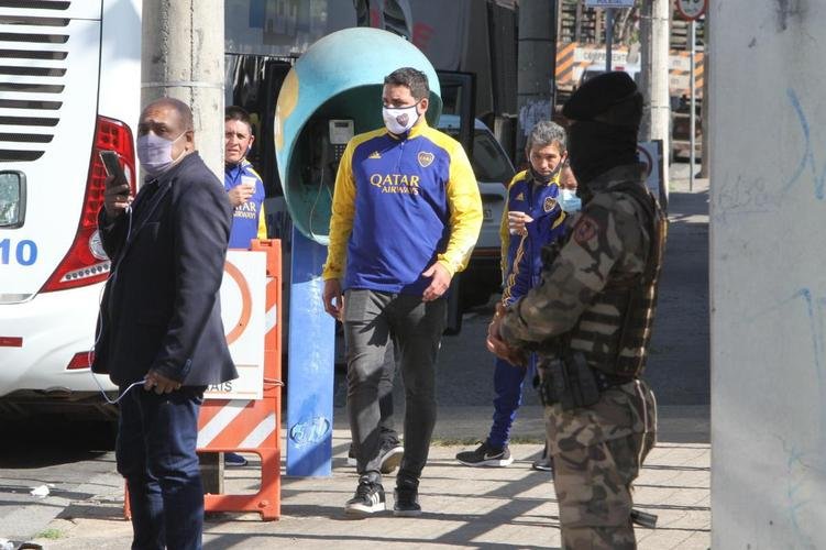 A delegação do Boca Juniors foi liberada da Central de Flagrantes 4  (CEFLAN 4) da Polícia Civil, no bairro Alípio de Melo, região Noroeste de Belo Horizonte, por volta das 12h desta quarta-feira. Jogadores e membros da comissão técnica da equipe argentina ficaram na delegacia por cerca de 12 horas para esclarecimentos sobre a confusão no Mineirão após a eliminação diante do Atlético, nos pênaltis, pelas oitavas de final da Copa Libertadores da América.