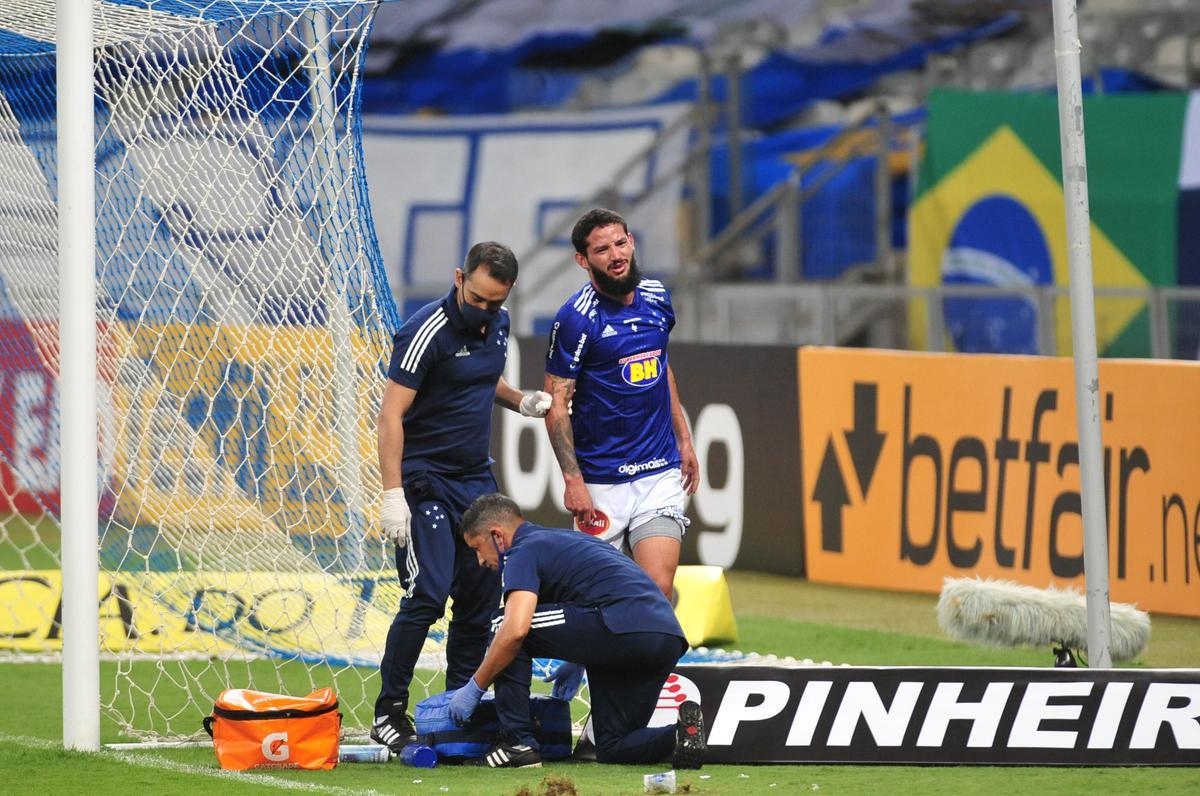 Fotos do jogo entre Cruzeiro e Ava, no Mineiro, pela 11 rodada da Srie B do Brasileiro
