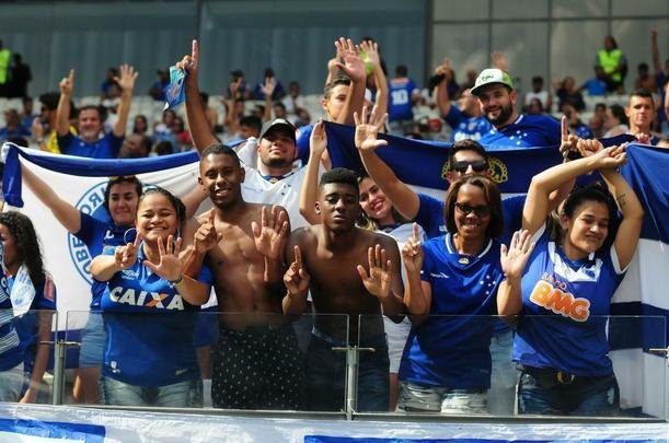 Fotos das torcidas de Cruzeiro e Atlético no Mineirão