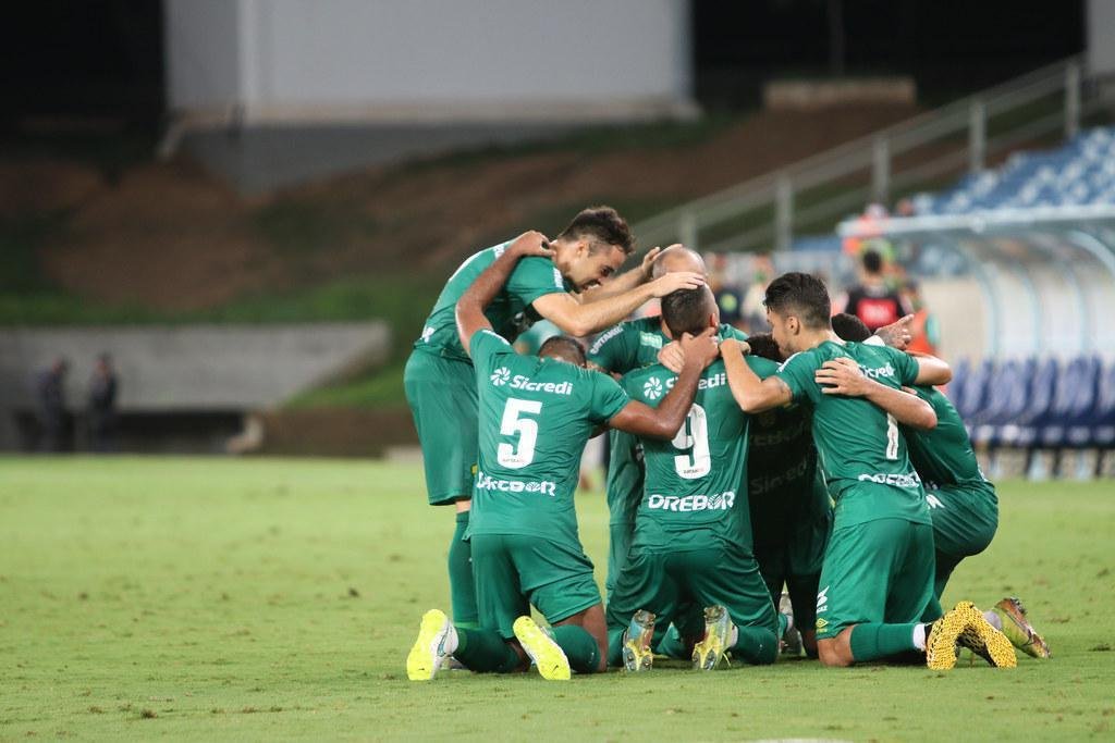 O Cuiab, 5 colocado da Srie B, tem o segundo melhor aproveitamento entre os times do G8 em confrontos diretos (60,6%). O Dourado disputou 11 partidas contra equipes do topo da tabela: venceu 6, empatou duas e perdeu 3. Foram 12 gols marcados e 10 sofridos nesses jogos.