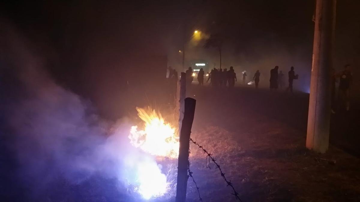 Torcida do Cruzeiro promove rua de fogo na sada da delegao da Toca da Raposa II, rumo ao aeroporto de Confins, antes da viagem para Porto Alegre. Time enfrenta o Internacional na quarta-feira, no Beira-Rio, pela semifinal da Copa do Brasil