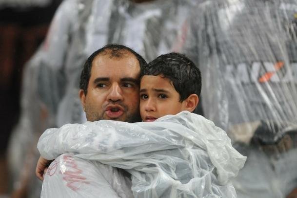 Fotos de tristeza e decepo dos torcedores atleticanos com a eliminao da Copa Sul-Americana para o Coln, no Mineiro. Galo perdeu nos pnaltis por 4 a 3