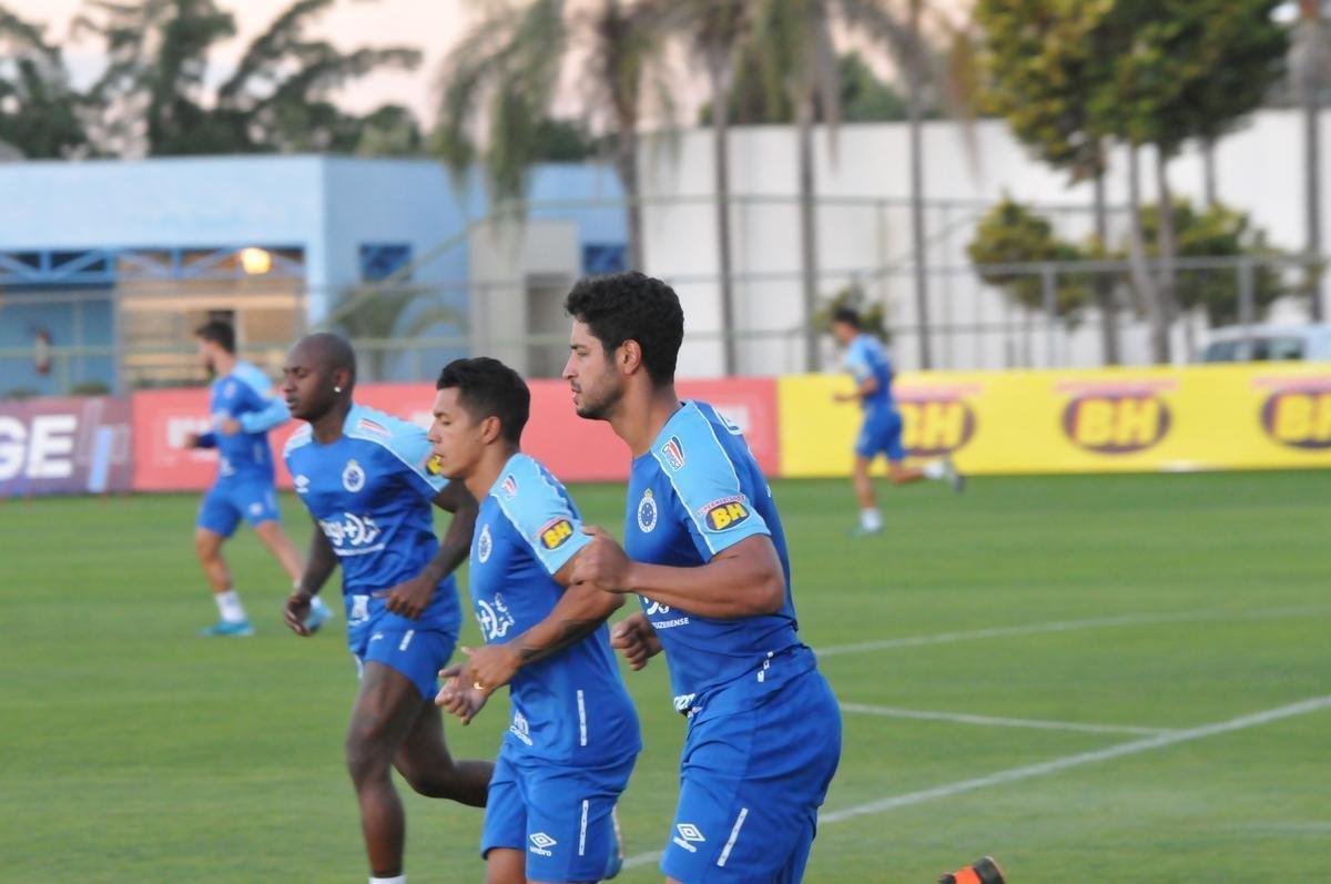 Cruzeiro iniciou sua intertemporada nesta segunda-feira na Toca da Raposa II. Tcnico Mano Menezes contou com elenco completo. Grupo agora comea preparao para decises com Atltico na Copa do Brasil, River Plate na Copa Libertadores e 29 rodadas restantes do Campeonato Brasileiro
