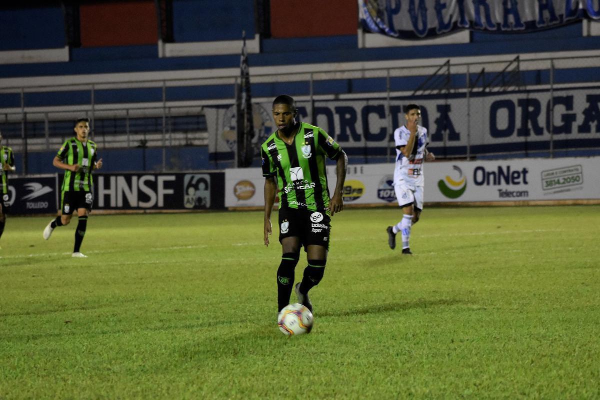 Com gols de Diego Ferreira, Rickson e Vito, Amrica venceu a URT por 3 a 0, nesta quarta-feira, em Patos de Minas, e terminou primeira fase do Mineiro em segundo lugar. Adversrio na semifinal ser o Atltico.