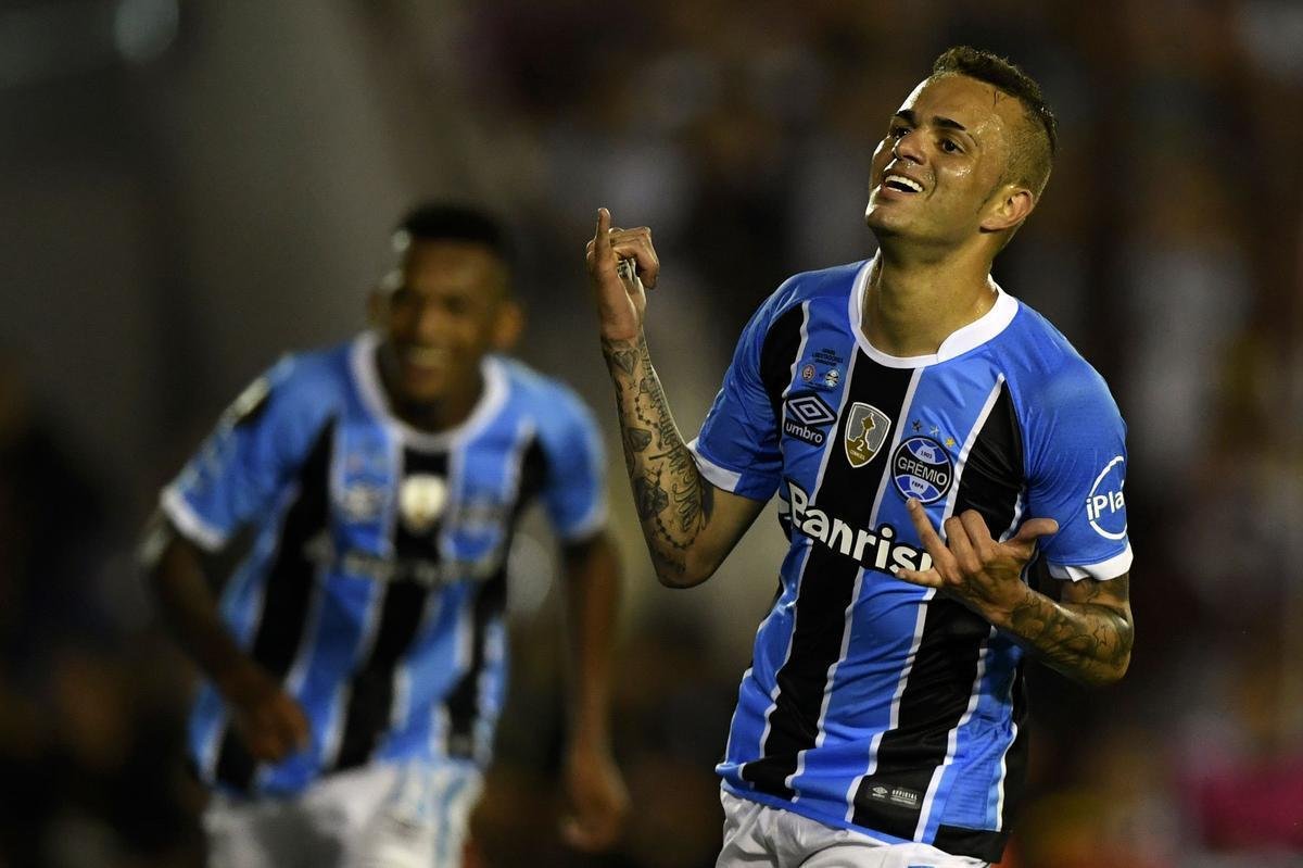 Luan marcou o segundo gol do Grmio no estdio La Fortaleza