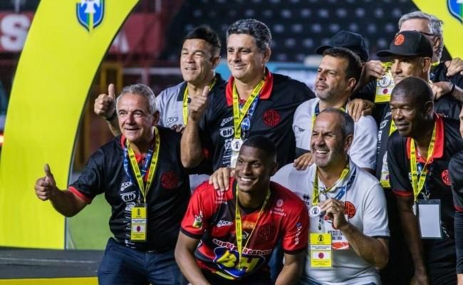 Presidente do Pouso Alegre (ao centro) comemorou o vice-campeonato da equipe na Série D