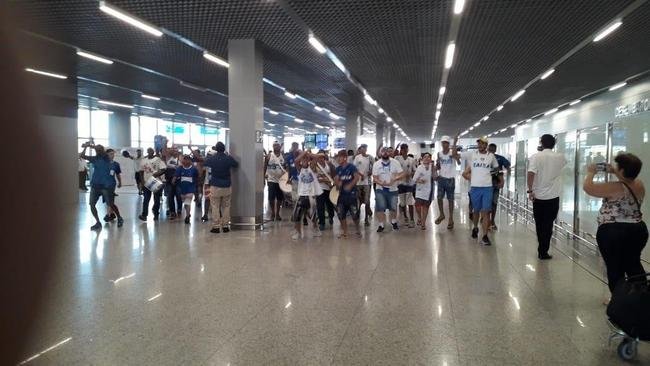 Torcida do Cruzeiro fez festa no Aeroporto de Confins na chegada de Rodriguinho a Belo Horizonte