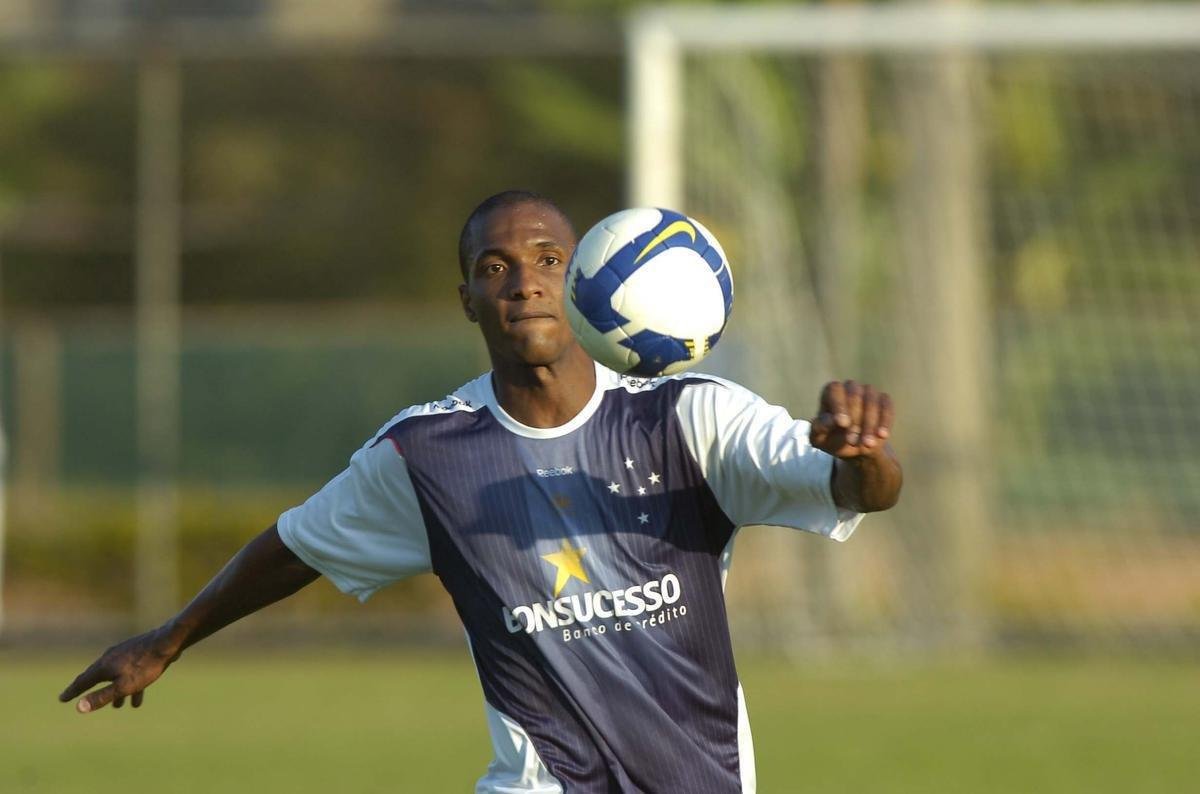 Gilberto teve duas passagens pelo Cruzeiro. Na primeira, em 1998 e 1999, atuou como lateral-esquerdo no grande time que foi campeo mineiro e vice do Brasileiro, da Copa do Brasil e da Copa Mercosul. Entre 2009 e 2011, o 'Maestro' voltou  Toca, agora para se alternar entre lateral e meio-campo. Foi campeo mineiro em 2011 e integrou o bom time que disputou as Libertadores de 2010 e 2011.