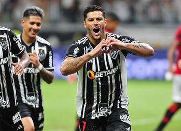 Galo começou mal, saiu atrás e contou com gol de Hulk, de pênalti, para vencer de virada o Xavante no Mineirão e largar bem no torneio mata-mata