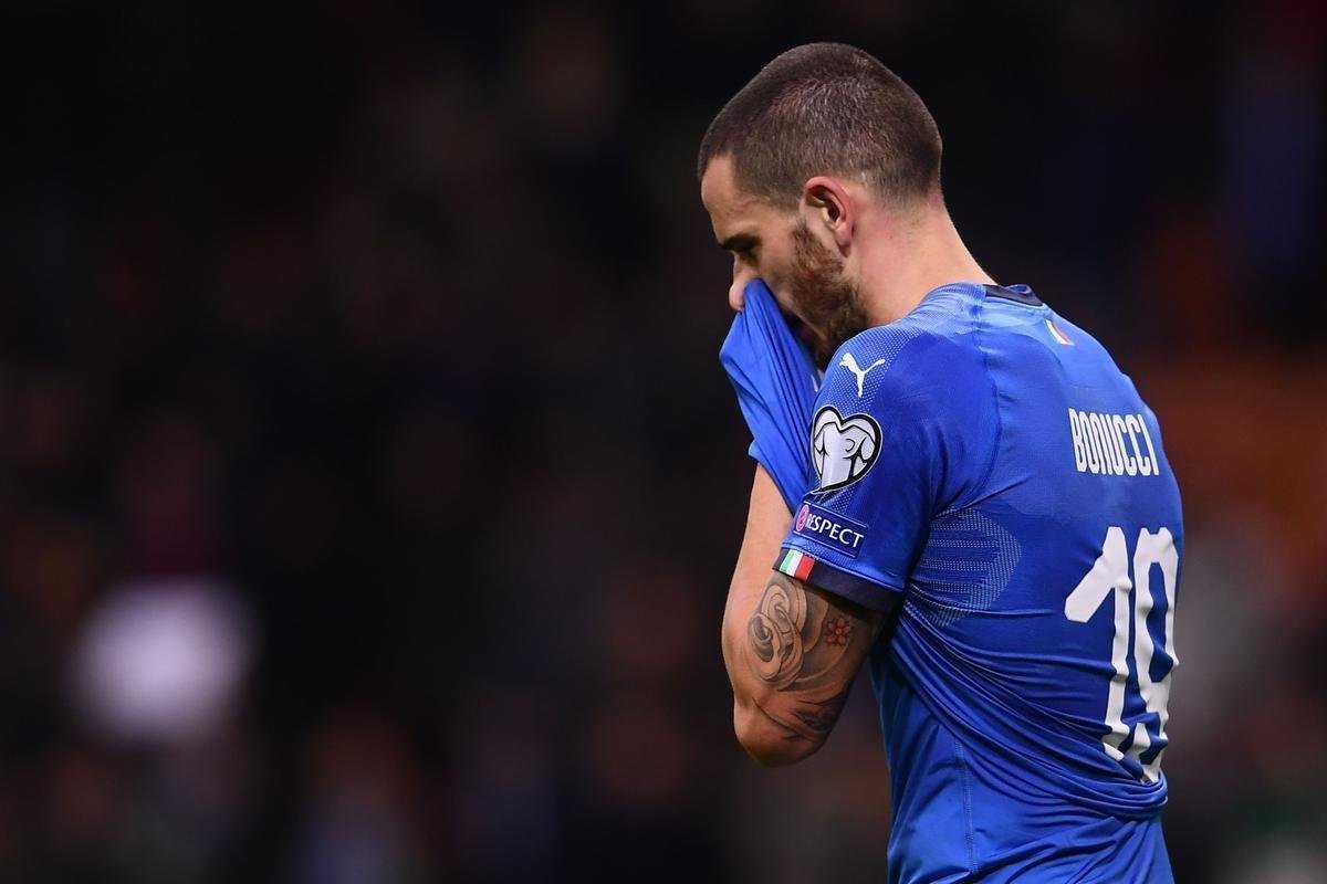 Imagens da decepo italiana com a eliminao diante da Sucia na repescagem: Azzurra fora da Copa