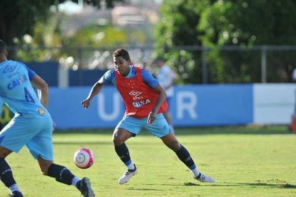 Cruzeiro se reapresentou aps estreia na Copa Libertadores e iniciou sua preparao para o clssico de domingo, s 11h, no Independncia, contra o Atltico, pela nona rodada do Mineiro. As novidades foram as presenas do atacante Sass e do zagueiro Cac, da base. Fred foi vetado devido a um estiramento na panturrilha direita. 