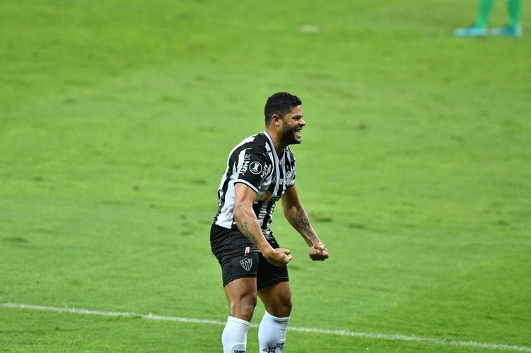 Fotos do golao de Hulk sobre o River Plate no Mineiro