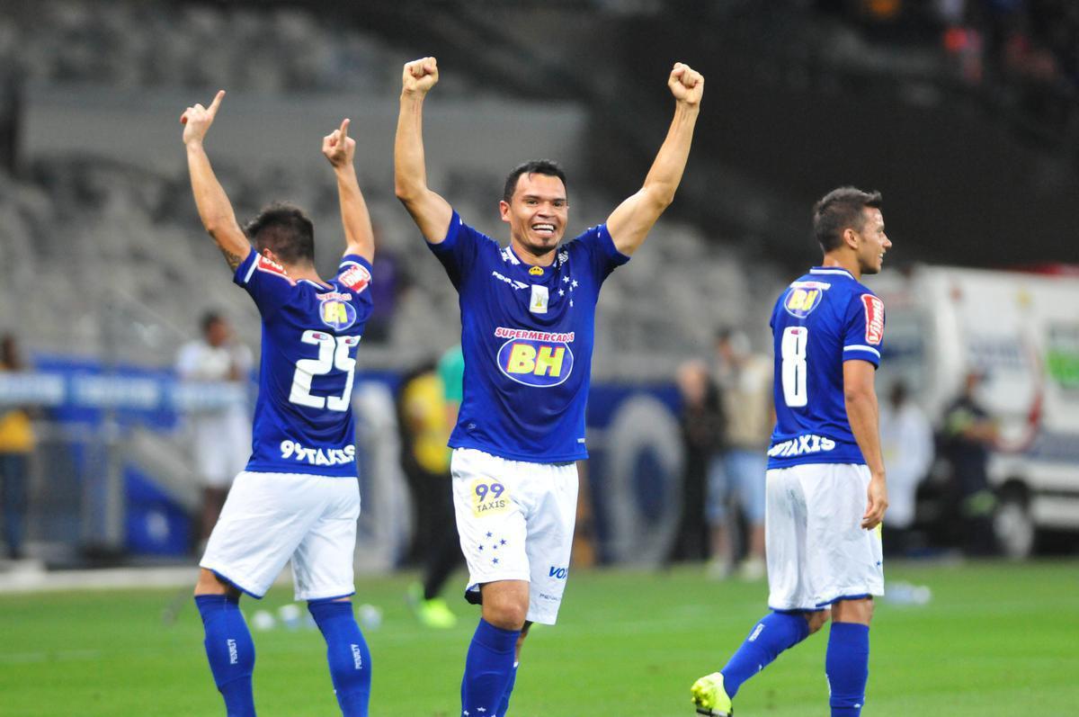 Cear defendeu o Cruzeiro de 2012 a 2015. Foi campeo brasileiro em 2013 e 2014, e ainda mineiro, em 2014.