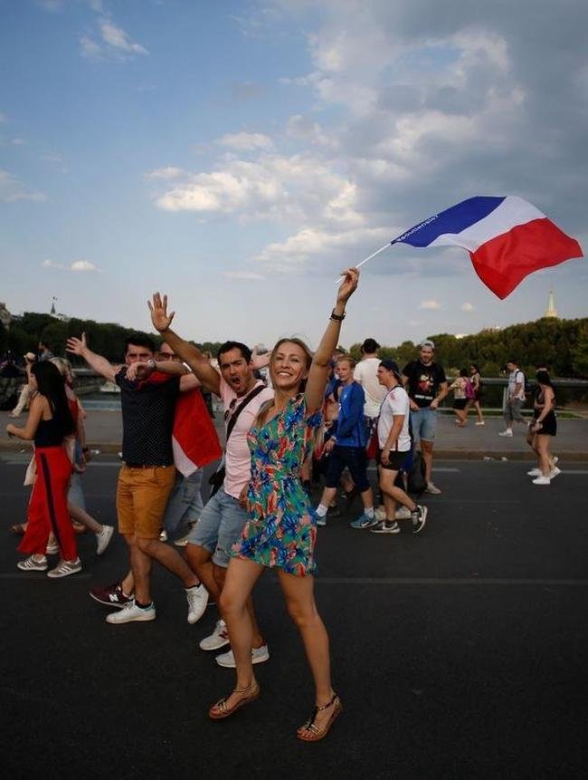 Torcedores franceses tomaram principais pontos tur�sticos e avenidas de Paris para celebrar o bi mundial