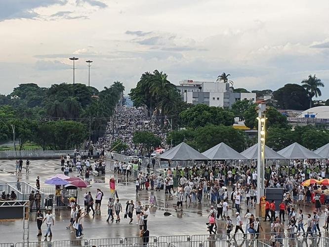 Torcedores do Atlético no entorno do Mineirão antes do jogo contra o Corinthians. Tarde/noite de chuva, trânsito ruim e filas longas no Gigante da Pampulha