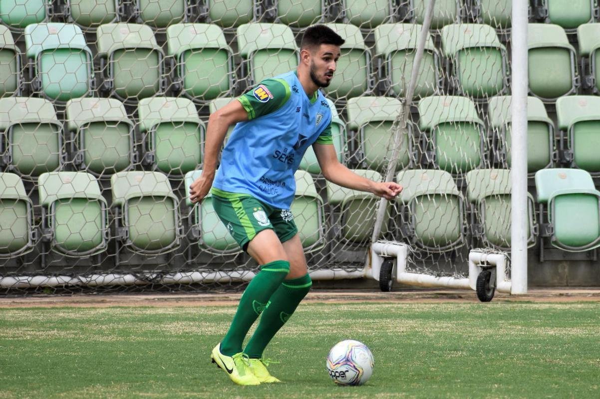 O Amrica segue com treinos preparatrios para a disputa do Campeonato Mineiro 2021. Comandados pelo auxiliar tcnico Mrcio Hahn, jogadores da base americana - e tambm os que tiveram menos oportunidades na temporada 2020 - realizam atividades voltadas ao Estadual.