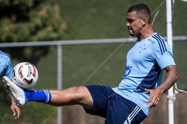 Fotos do treino do Cruzeiro nesta quinta-feira (4), na Toca da Raposa II, em Belo Horizonte. Time celeste enfrentar o Tombense no sbado, s 19h, no Mineiro, pela Srie B.