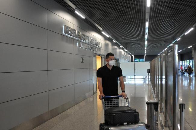 Imagens da chegada do goleiro Rafael Cabral a Belo Horizonte para acertar com o Cruzeiro