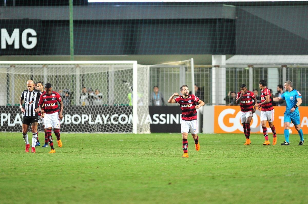Galo pressionou no segundo tempo, mas levou gol em contragolpe: verton Ribeiro fez aps passe de Vincius Jnior: 1 a 0 Flamengo