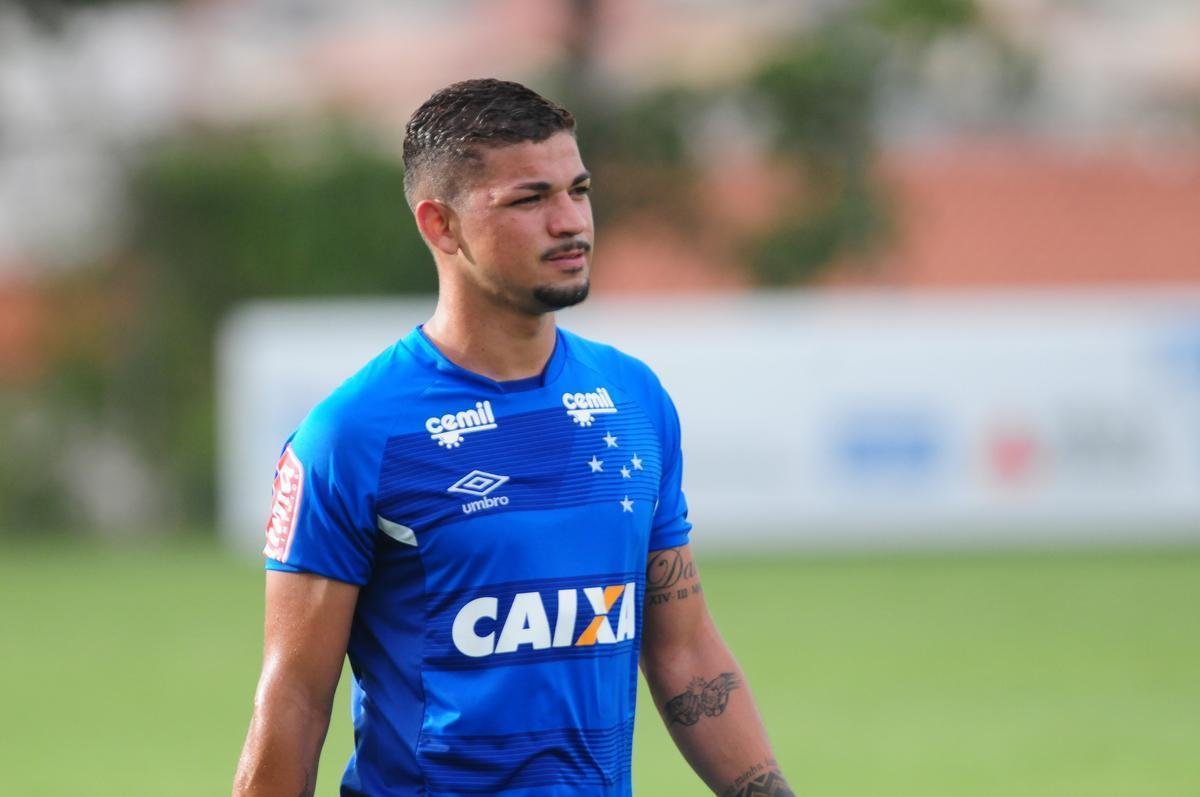 Com presena da torcida, Cruzeiro seguiu preparao para jogo contra o Fluminense, no Mineiro. Nesta sexta, Mano definiu Lucas Silva como substituto de Henrique, suspenso. O zagueiro Leo treinou normalmente aps se recuperar de leso e ser relacionado. Na foto, o atacante Judivan