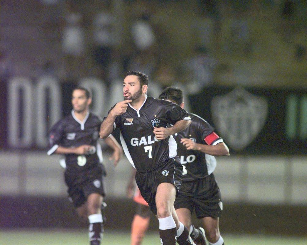 2000: 10 jogos, 4 vitrias, 1 empate, 5 derrotas, 13 gols marcados e 12 gols sofridos