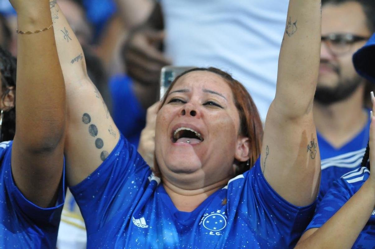 Fotos da grande festa da torcida e do time do Cruzeiro aps a vitria sobre o Operrio, por 1 a 0, que aproximou o time celeste do acesso  Srie A