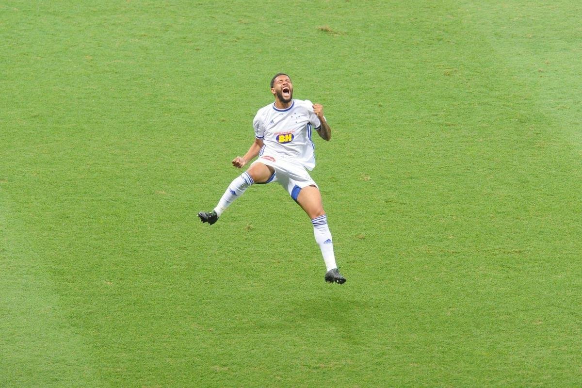 Fotos da comemorao de Filipe Machado aps o gol de falta