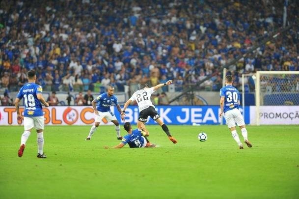 Cruzeiro conseguiu abrir vantagem de 1 a 0 no fim do primeiro tempo, com gol de cabea de Thiago Neves