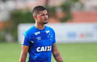 Com presena da torcida, Cruzeiro seguiu preparao para jogo contra o Fluminense, no Mineiro. Nesta sexta, Mano definiu Lucas Silva como substituto de Henrique, suspenso. O zagueiro Leo treinou normalmente aps se recuperar de leso e ser relacionado. Na foto, o atacante Judivan
