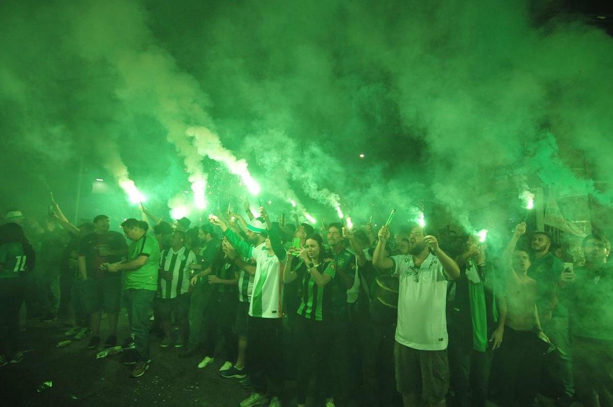 Fotos da torcida do Amrica nos arredores do Independncia, em Belo Horizonte, antes da bola rolar para o jogo contra o So Paulo, nesta quinta-feira (18). Partida valida pela volta das quartas de final da Copa do Brasil. 