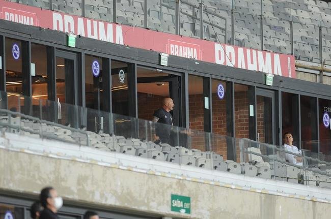 As reaes de Sampaoli e Vargas na goleada do Atltico sobre o Flamengo