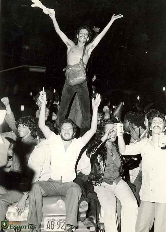 Jogadores do Cruzeiro desembarcam na Pampulha e, em seguida, saem em carro aberto por BH