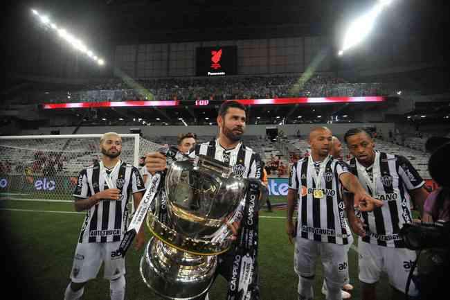 Atlético ergue a taça e festeja bi da Copa do Brasil