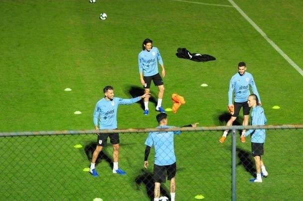 Imagens do primeiro treino da Seleo Uruguaia no Sesc Venda Nova, em Belo Horizonte