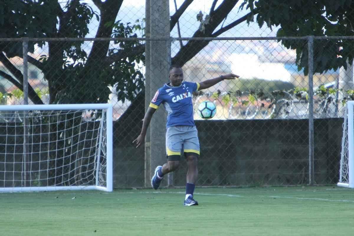 Atacante Sass trabalhou com elenco do Cruzeiro nesta tera-feira e foi apresentado como reforo