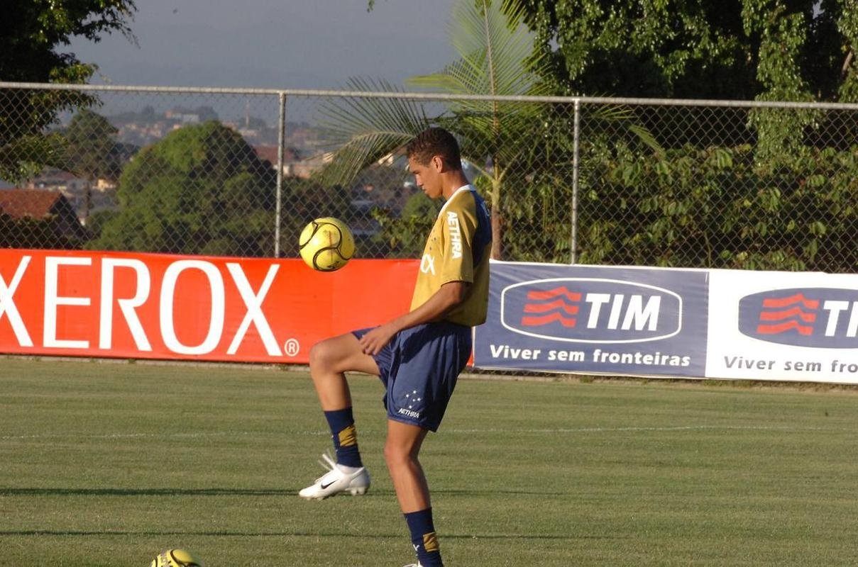Zagueiro Maicon em seu incio de carreira no Cruzeiro, no ano de 2007. 