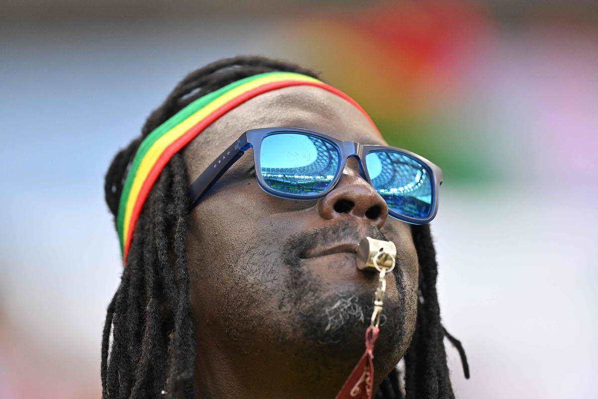 Torcedores de Catar e Senegal nas arquibancadas do Estdio Al Thumama