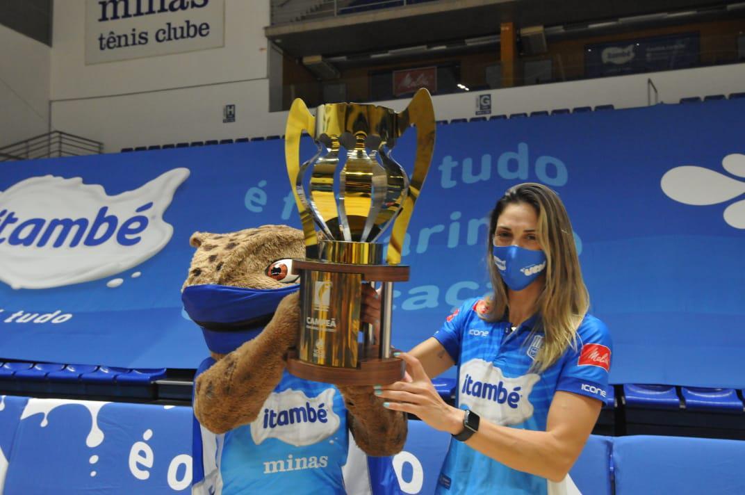 Fotos da chegada das jogadoras do Minas em Belo Horizonte, aps a equipe vencer o Praia Clube e conquistar a Superliga Feminina de Vlei.