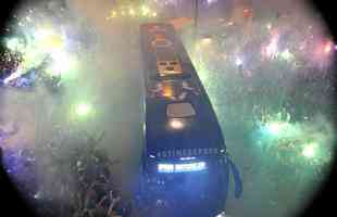 Show de luzes da torcida do Cruzeiro na chegada do time ao Mineiro para a final da Copa do Brasil