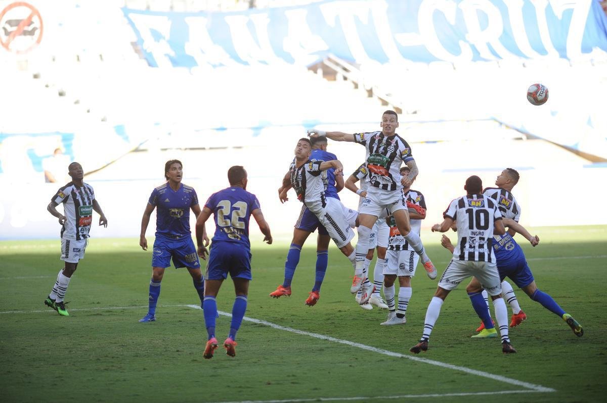 Fotos da vitria do Cruzeiro sobre o Athletic de So Joo del-Rei, por 1 a 0, no Mineiro, pela quarta rodada do Campeonato Mineiro de 2021. Marcelo Moreno, de pnalti, marcou o gol do triunfo celeste no Gigante da Pampulha