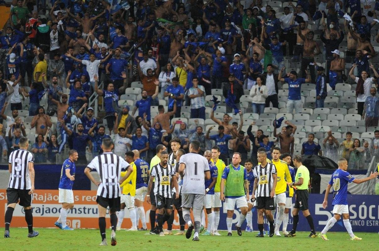 Edu marcou o gol da vitria do Cruzeiro sobre o Democrata-GV no ltimo minuto e mostrou novamente poder de deciso