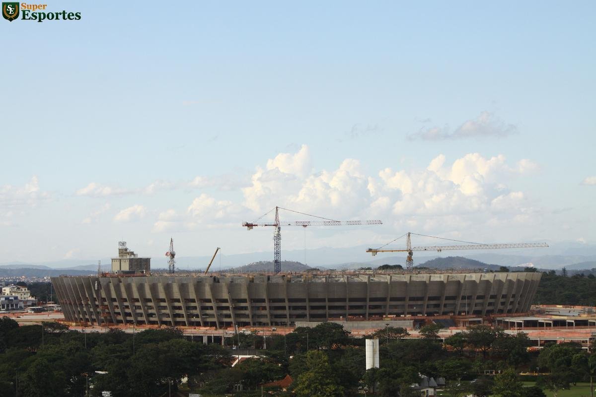 01/06/2012 - Panorama geral das obras de modernizao do Mineiro. Operrios trabalham intensamente na ampliao da cobertura e na montagem da esplanada, que abrigar novo estacionamento coberto.