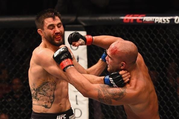 Robbie Lawler venceu Carlos Condit por decisão dividida e manteve o cinturão dos meio-médios