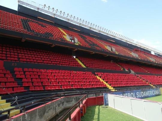 Construído em 1946, o Cemitério de Elefantes foi onde o Colón venceu o Santos de Pelé, a Seleção Argentina, o Peñarol, então campeão mundial, e os poderosos River Plate e Boca Juniors