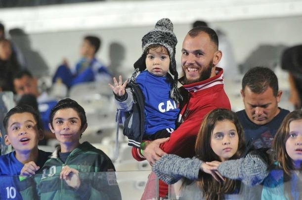 Torcida do Cruzeiro encarou frio e crise de abastecimento para apoiar o time contra o Palmeiras, no Mineiro