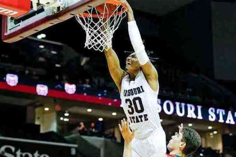 Português brilha no basquetebol universitário americano e sonha com a NBA