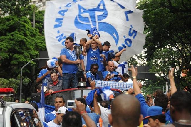 Depois de vencer o Vitria por 3 a 1 no Barrado, em Salvador, na noite de 13 de novembro de 2013, e confirmar o tricampeonato brasileiro, o Cruzeiro desembarcou em Confins numa quinta-feira e foi recebido por milhares de pessoas nas ruas de Belo Horizonte. O elenco desfilou em carro pela Avenida Antnio Carlos, pela Avenida Afonso Pena, no Centro, e foi em direo  sede do Barro Preto. Esta, sem dvida, foi a festa que envolveu o maior nmero de pessoas na capital mineira.