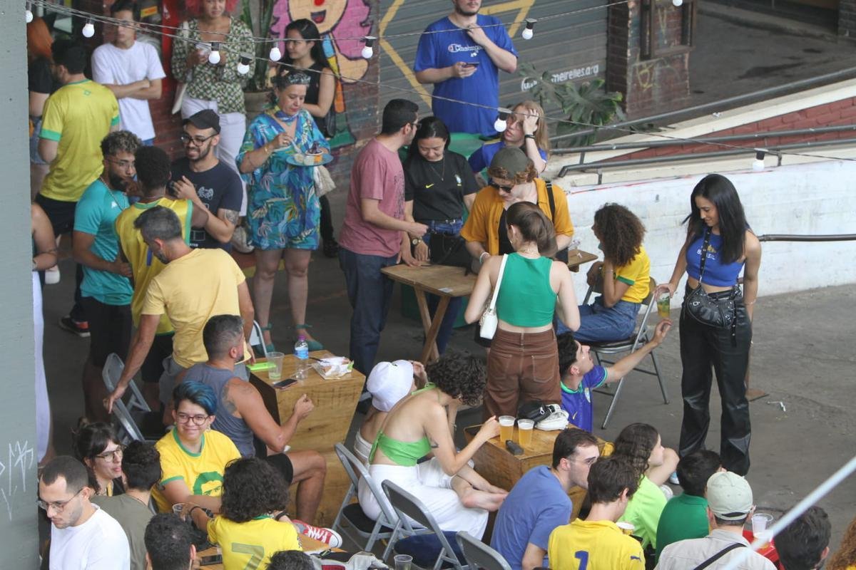 No Mercado Novo, em BH, torcedores acompanham ao jogo entre Brasil e Crocia pelas quartas de final da Copa do Mundo