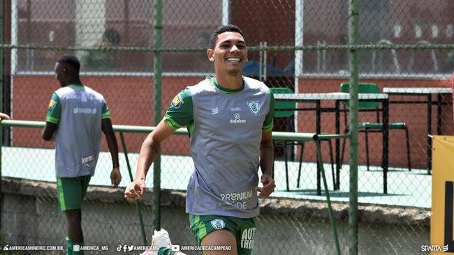 O volante Lo Gomes testou positivo para COVID-19 no dia 3 de maro