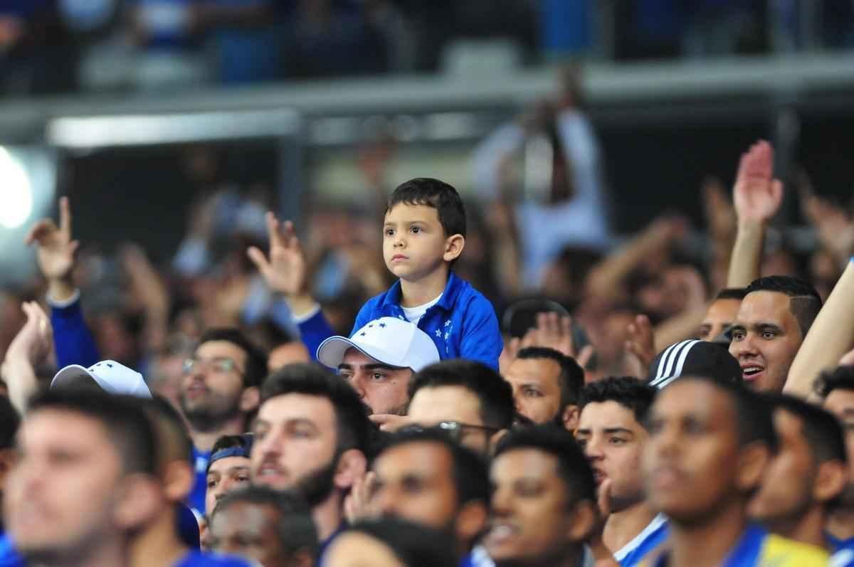 Torcida do Cruzeiro lotou o Mineiro em duelo com o Grmio pela semifinal da Copa do Brasil
